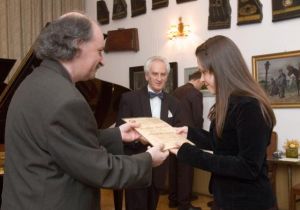 Alexandra Butor receives diploma Fot. Andrzej Solnica.